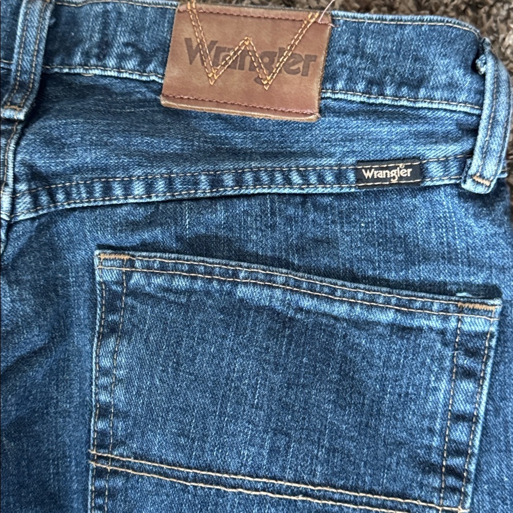 Wrangler 32 x 31 Medium Wash Regular Fit - Picture 10 of 12